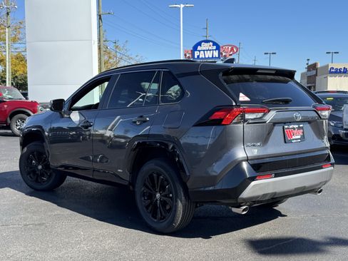 Used 2025 Toyota RAV4 SE image 17