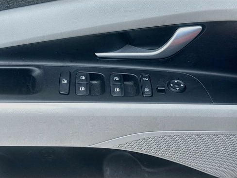 Used 2022 Hyundai Elantra Limited FWD image 19