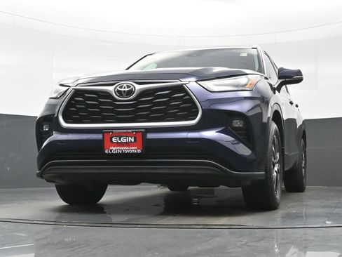 Used 2022 Toyota Highlander XLE AWD/4WD image 28
