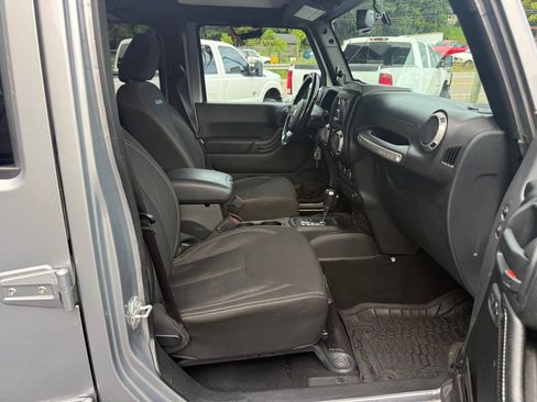 Used 2018 Jeep Wrangler Unlimited Sahara AWD/4WD image 59