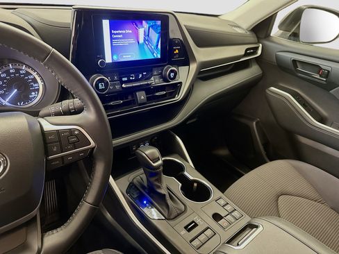 Used 2024 Toyota Highlander LE image 26