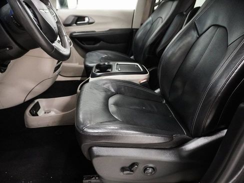 Used 2022 Chrysler Pacifica Touring-L w/ Uconnect Theater Family Group image 11