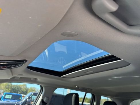 Used 2023 Jeep Grand Cherokee Laredo w/ Luxury Tech Group I image 16