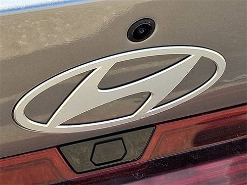 Used 2024 Hyundai Elantra Limited image 26