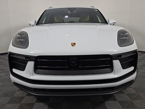 Certified 2025 Porsche Macan image 9