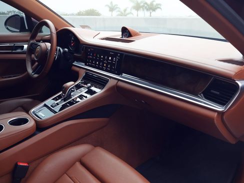 Certified 2022 Porsche Panamera Platinum Edition image 26