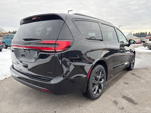 New 2026 Chrysler Pacifica Select w/ S Appearance Package image 3