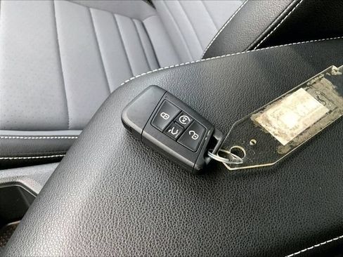 Certified 2025 Volkswagen Jetta SE FWD image 20