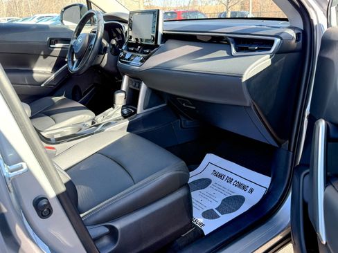 Used 2022 Toyota Corolla Cross XLE w/ Convenience Package image 13