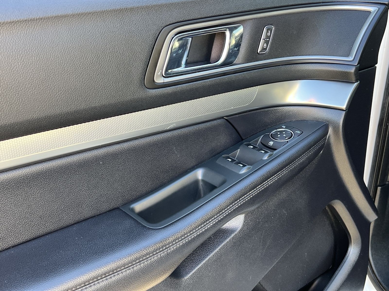 Used 2018 Ford Explorer XLT w/ Equipment Group 202A AWD/4WD image 23