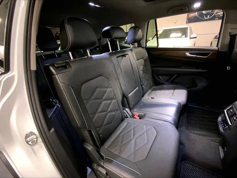 Used 2024 Volkswagen Atlas SE w/ Panoramic Sunroof Package image 18