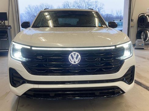 Used 2025 Volkswagen Atlas Cross Sport SEL R-Line image 2