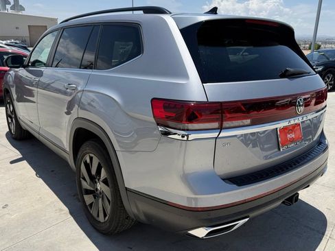 Used 2024 Volkswagen Atlas SE w/ Panoramic Sunroof Package FWD image 7