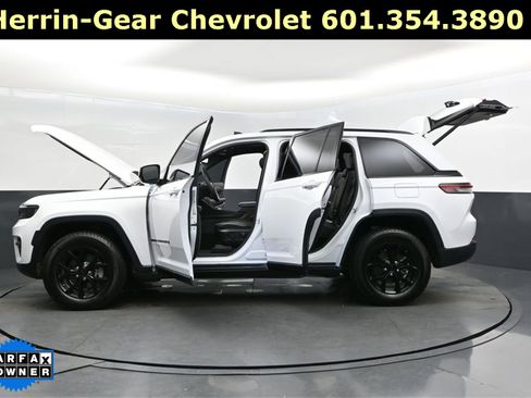 Used 2025 Jeep Grand Cherokee Altitude image 46