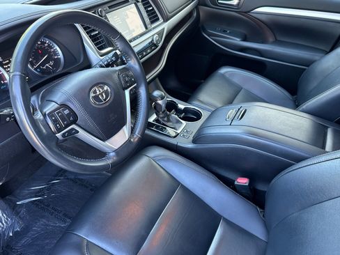 Used 2019 Toyota Highlander XLE w/ Carpet Mat Package (TMS) AWD/4WD image 4