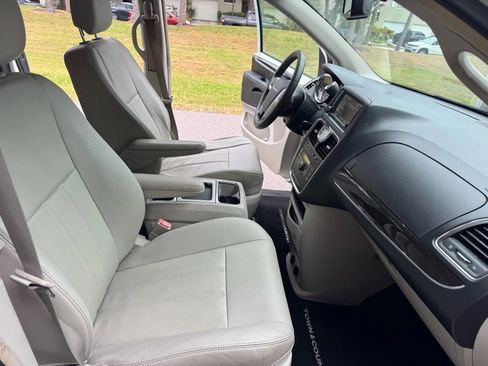 Used 2014 Chrysler Town & Country Touring image 11