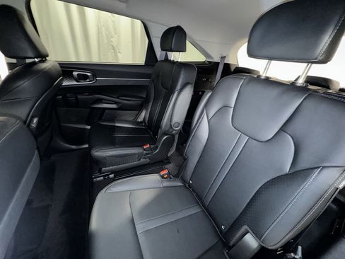 Certified 2025 Kia Sorento EX image 30