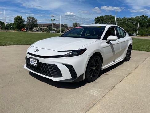 Used 2025 Toyota Camry SE FWD image 2