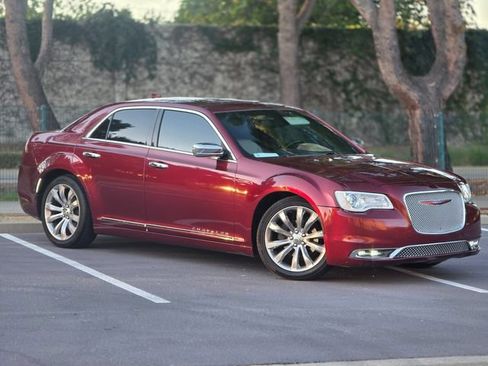 Used 2018 Chrysler 300 Touring w/ Chrome Appearance Package RWD image 3