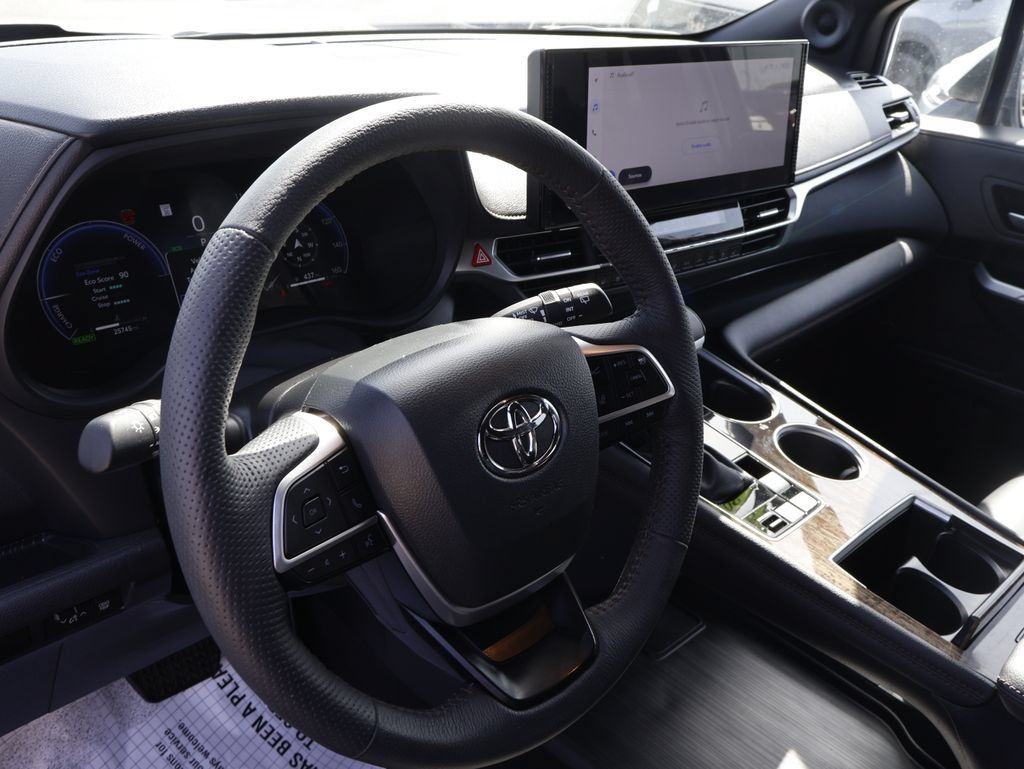 Used 2025 Toyota Sienna Platinum AWD/4WD image 27
