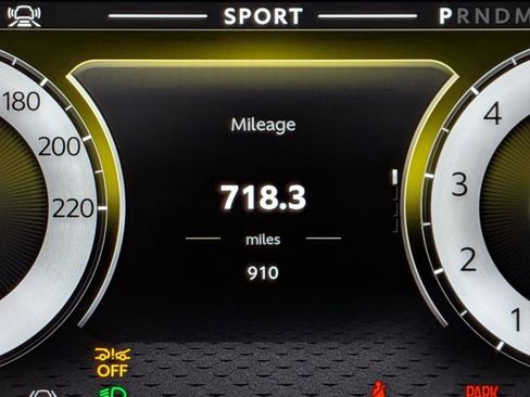 Used 2025 Aston Martin V8 Vantage Coupe RWD image 9
