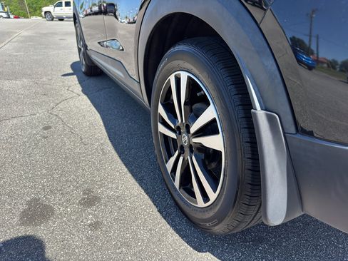 Used 2019 Nissan Kicks SR w/ SR Premium Package FWD image 6