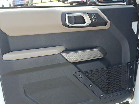 Used 2023 Ford Bronco Wildtrak image 12