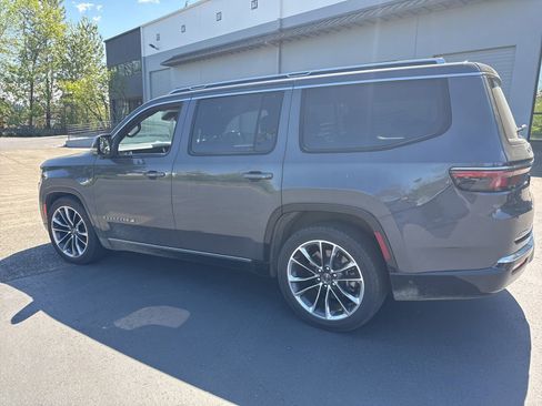 Used 2022 Jeep Wagoneer Series III w/ Premium Group I AWD/4WD image 4