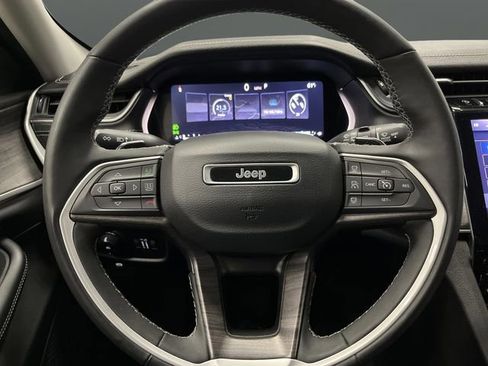 Used 2023 Jeep Grand Cherokee Limited w/ Luxury Tech Group II image 16