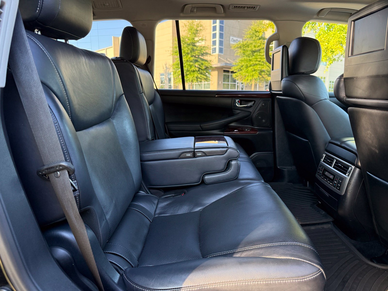 Used 2015 Lexus LX 570 4WD image 40