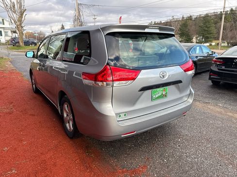 Used 2014 Toyota Sienna L image 6