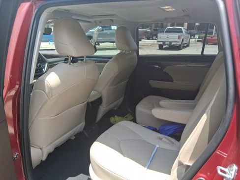 Used 2021 Toyota Highlander Limited FWD image 9
