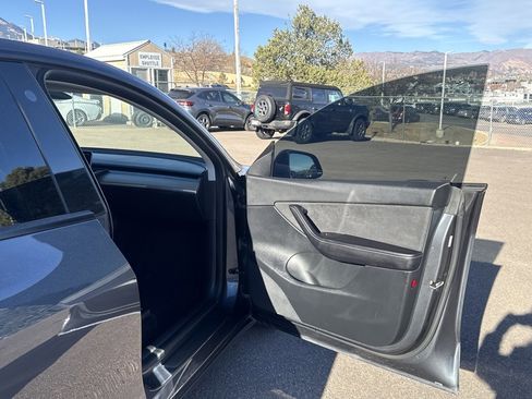 Used 2022 Tesla Model Y Long Range image 22