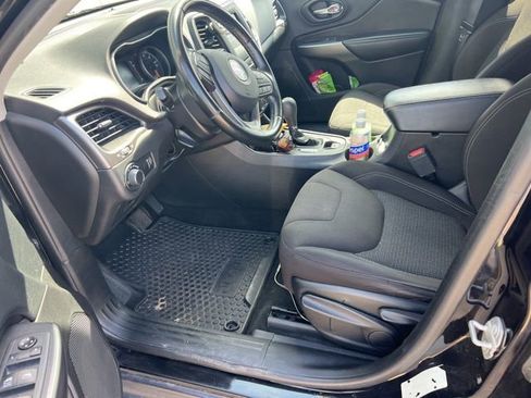 Used 2020 Jeep Cherokee Latitude w/ Cold Weather Group image 3