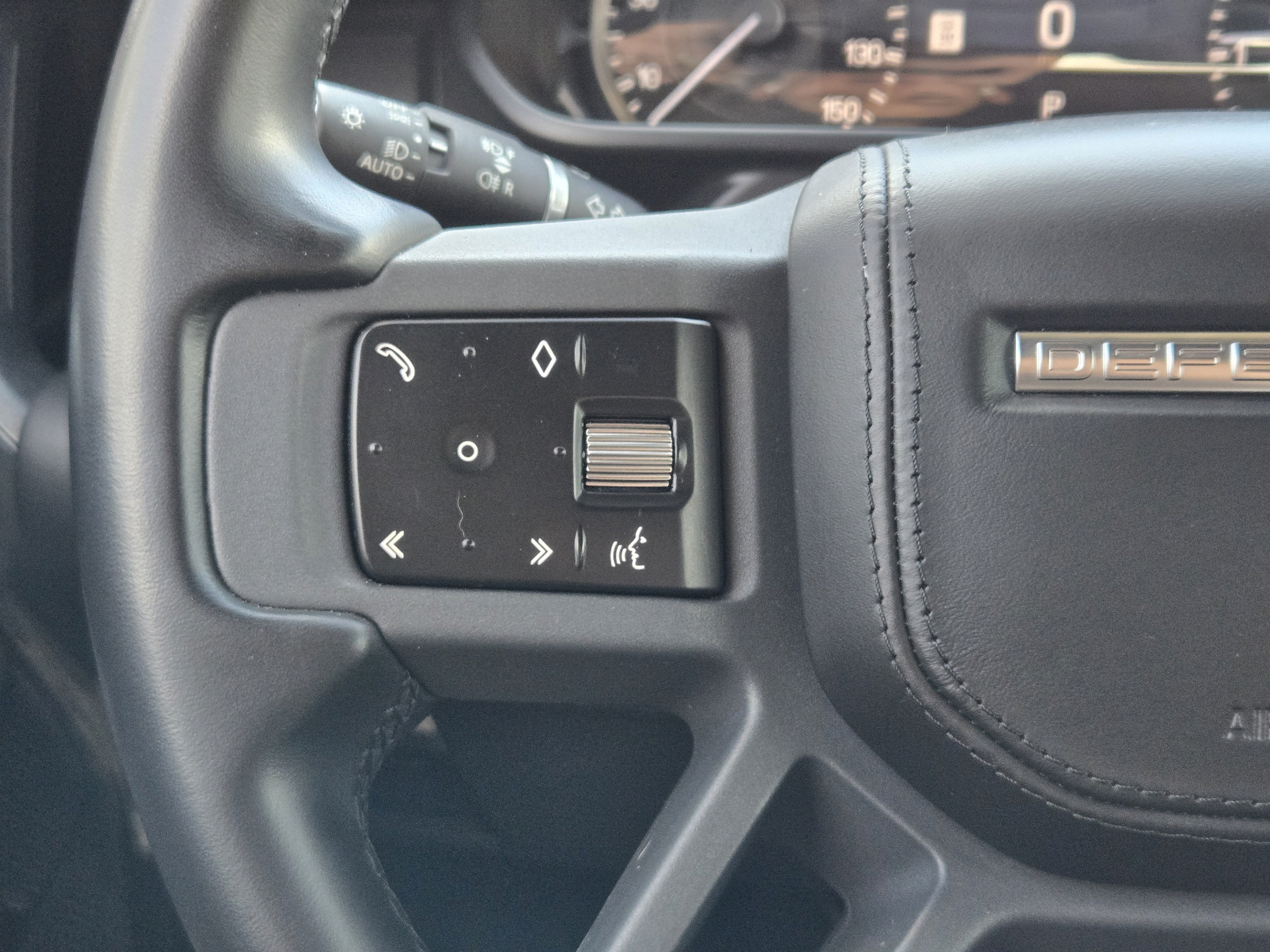 Used 2023 Land Rover Defender 110 X-Dynamic SE AWD/4WD image 25