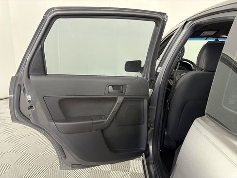 Used 2010 Ford Focus SE image 12