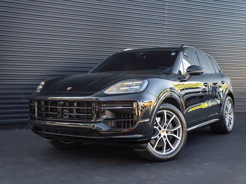 Certified 2025 Porsche Cayenne AWD/4WD image 1
