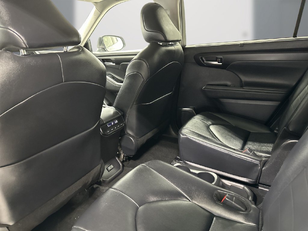 Used 2025 Toyota Highlander XLE FWD image 15