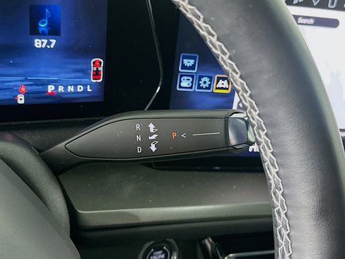 Used 2025 Chevrolet Traverse LT image 25