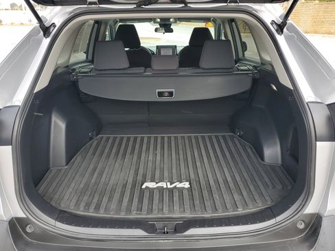 Used 2022 Toyota RAV4 LE image 9