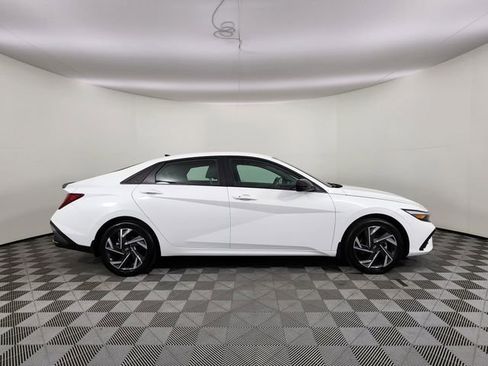 Used 2025 Hyundai Elantra SEL FWD image 5