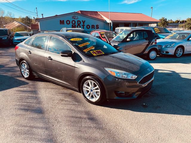 Used 2015 Ford Focus SE FWD image 2