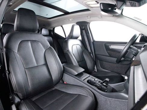 Certified 2025 Volvo XC40 B5 Core image 21