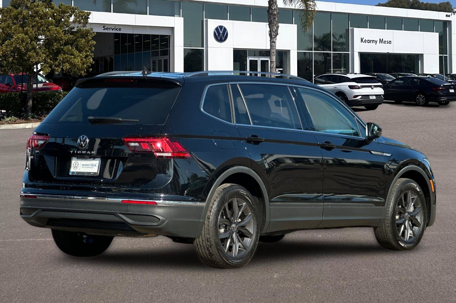 Used 2023 Volkswagen Tiguan SE w/ Panoramic Sunroof Package FWD image 4
