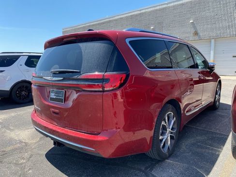Used 2025 Chrysler Pacifica Pinnacle w/ Trailer Tow Group FWD image 4