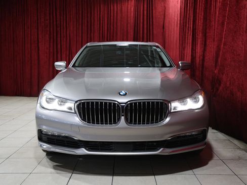 Used 2018 BMW 750i image 9