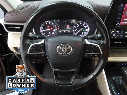 Used 2022 Toyota Highlander XLE AWD/4WD image 15