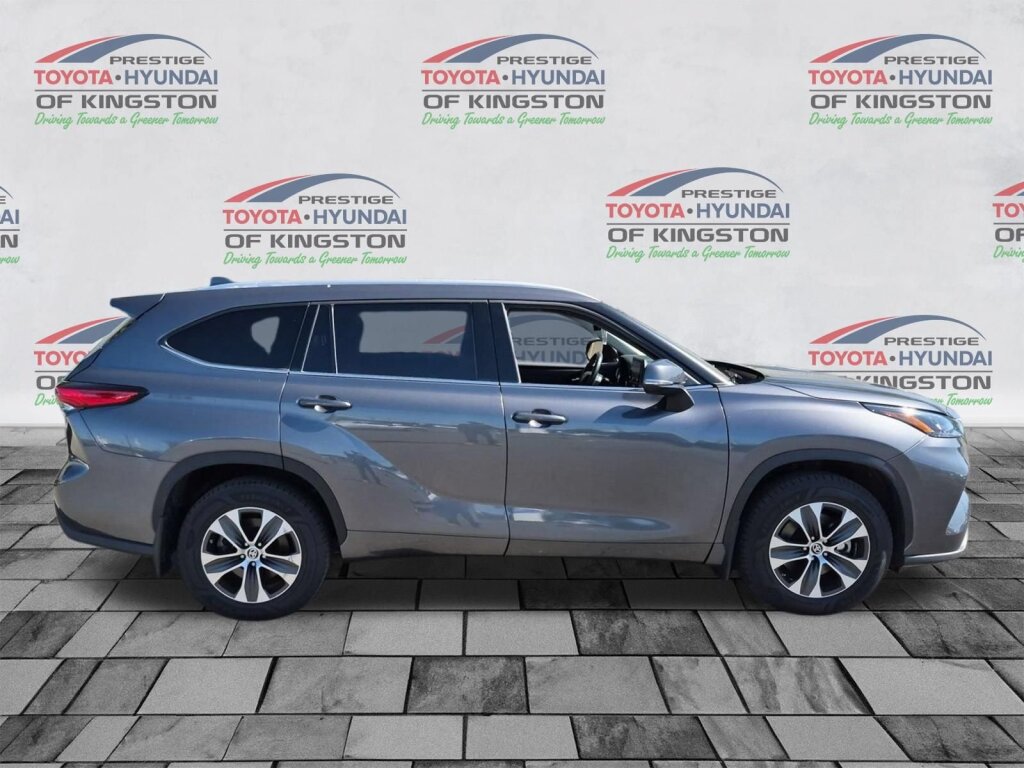 Certified 2022 Toyota Highlander XLE AWD/4WD image 2