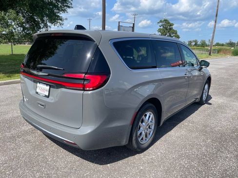 Used 2023 Chrysler Pacifica Touring-L FWD image 8