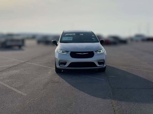 New 2026 Chrysler Pacifica Limited image 2